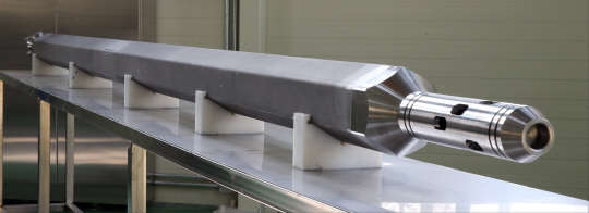 한국원자력연구원 연구진이 개발한 소듐냉각고속로용 핵연료 집합체 시제품.   원자력연구원 제공